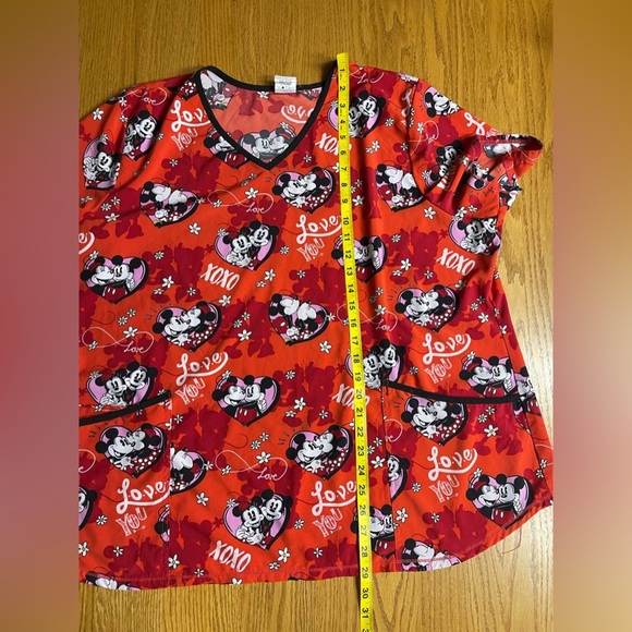 Disney Micky Mouse Minnie Mouse Red Heart Valentines Scrub Top Size 2X - Picture 6 of 6